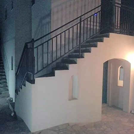 Okirroi And Apts Hotel